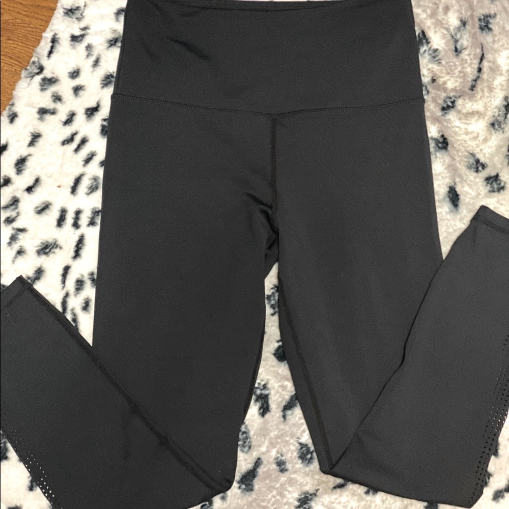 Zyia Light ‘N Tight 7/8 legging with mesh leg detail, high rise, size 6-8